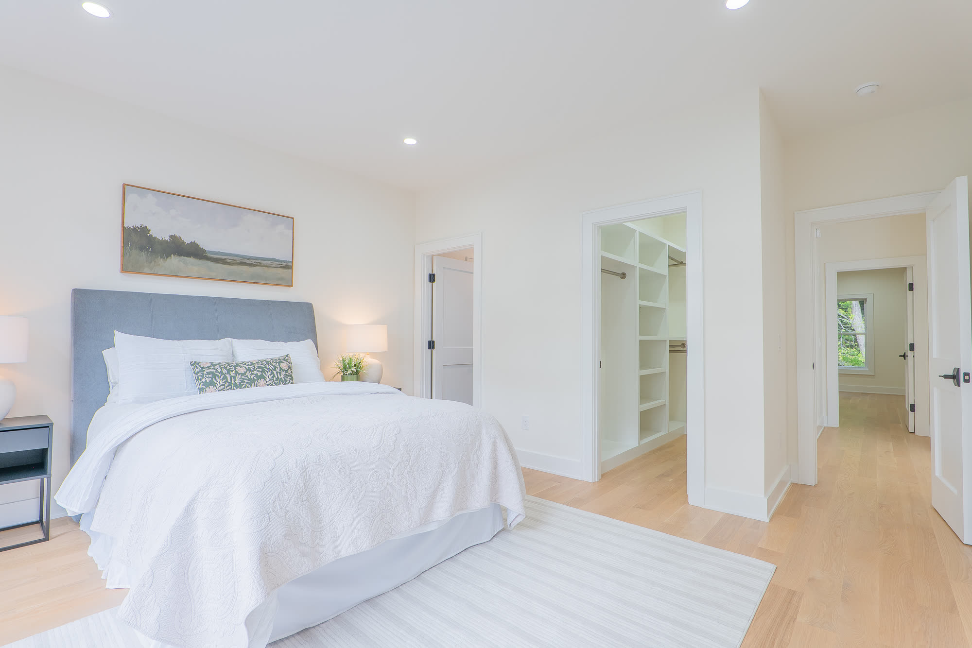 En suite bedroom with walk-in closet