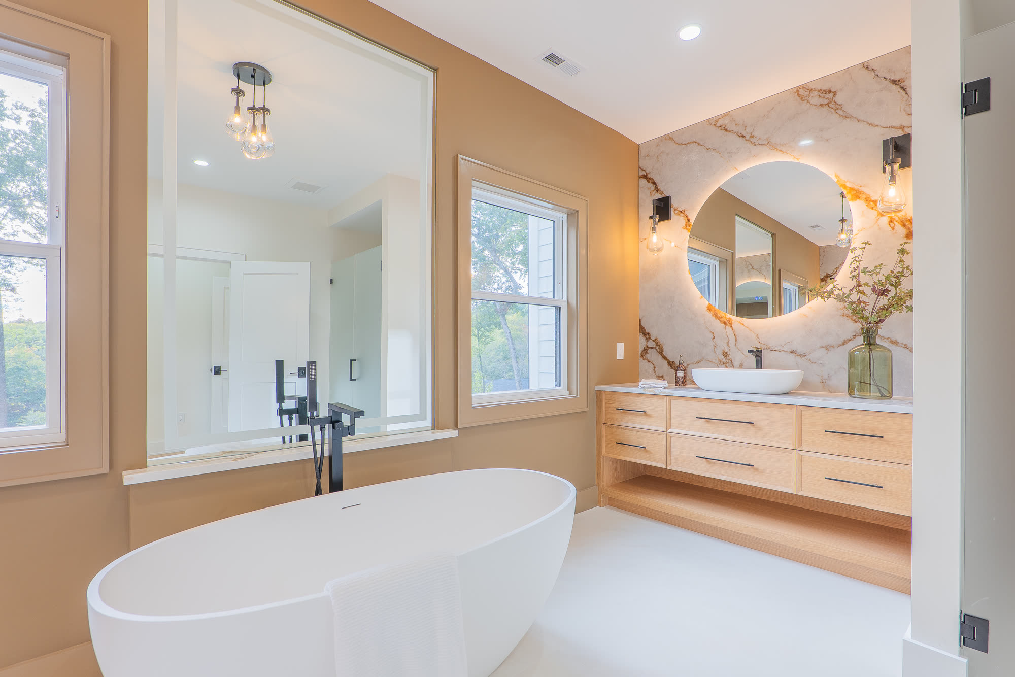 Primary bath tub and marble accent wall